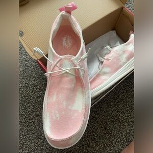 Pink tye dye Levi slide ons